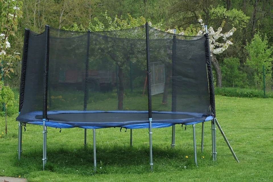 Trampolína na zahradě