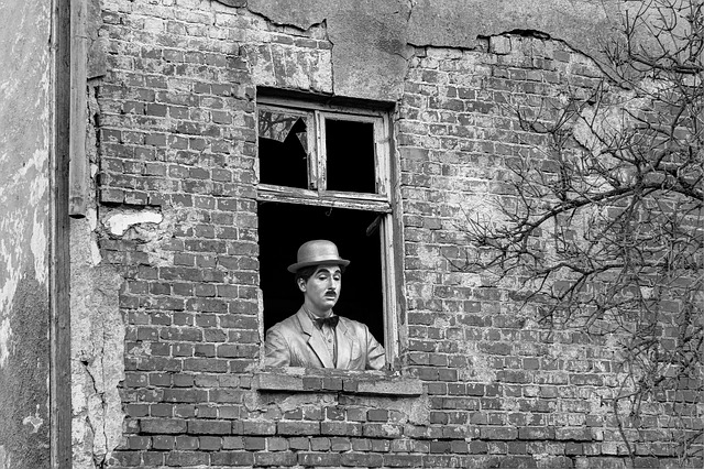 Charlie Chaplin v okně